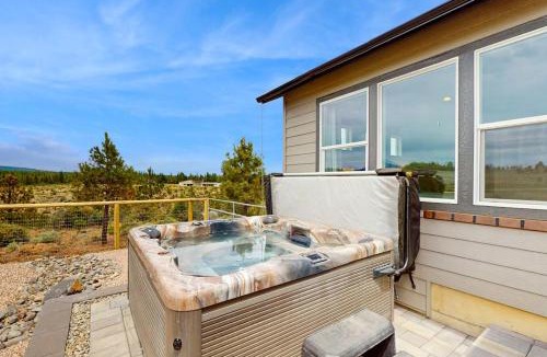 Sisters House | Brand-new beautiful home with private hot tub & mountain views