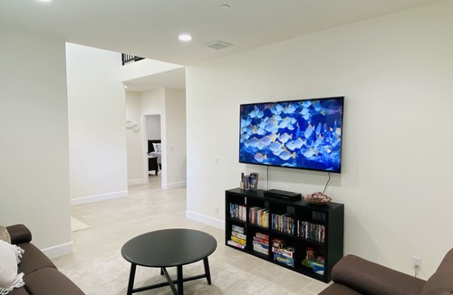 Santa Ana House | Brand new built 2022, 15 mins to Disneyland