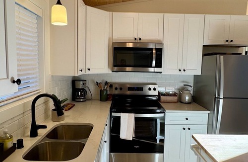 Hayhurst House | BRAND NEW Charming and private Backyard ADU 1-bedroom, 1-Bath w/Tesla Charger