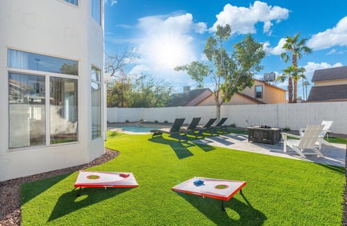 Chandler House | BRAND NEW Luxury 6BR Retreat Heated Pool Mini Putt Sleeps 18
