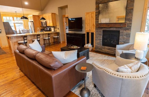 Powell Butte Cabin | Brasada Ranch Cabin 89 | Hot Tub | Grill | Pool