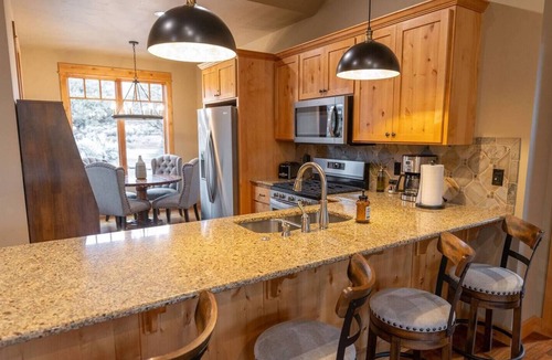 Powell Butte Cabin | Brasada Ranch Cabin 89 | Hot Tub | Grill | Pool