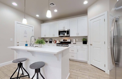 Sienna Hills House | Breakfast at Tiffanys-Dog Friendly POOL OPEN