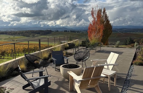 Yamhill House | Breathtaking 2-bedroom hilltop vineyard estate in charming Yamhill, Oregon