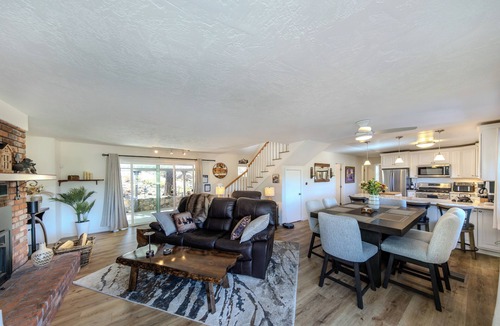 Boulder Bay Cabin | Breathtaking Lake Front Views+ New HotTub+AC+Pet Friendly Fenced in+EV Charger