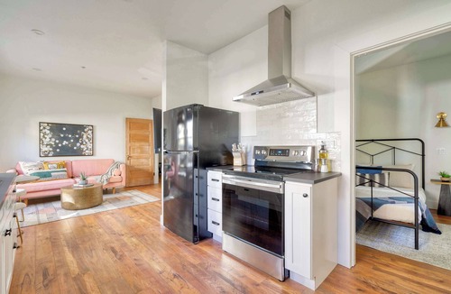 Uptown Apartment | Bright 1BR - Walk to Coffee, Food & Shopping