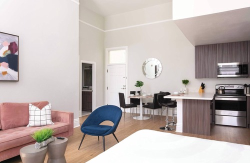 Gaslamp Quarter House | Bright 2BR Loft, Sleeps 7 w/Kitchen & Fast WiFi