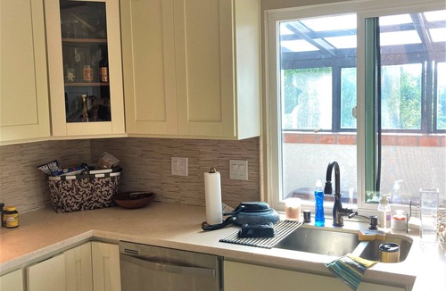 Corona del Mar Condo | Bright 3-bed, 2 bath. AC, laundry, 2-car park; walk to CdM restaurants.