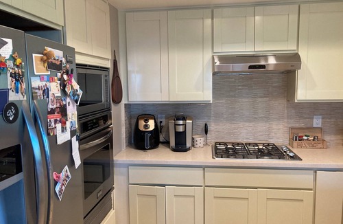 Corona del Mar Condo | Bright 3-bed, 2 bath. AC, laundry, 2-car park; walk to CdM restaurants.