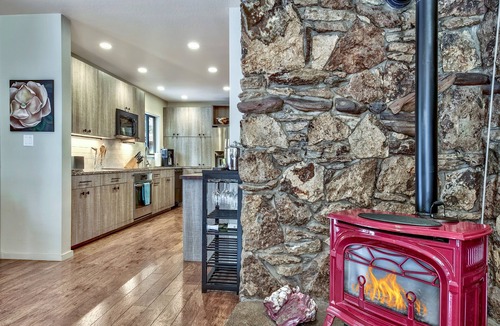 Tahoe Vista House | Bright, airy home near lake and skiing.