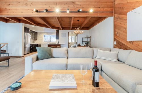 Mammoth Lakes House | Bright, Alpine Townhome with Shared Hot Tub, Short Stroll to Town!