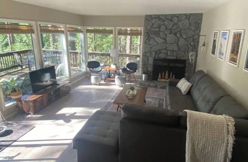 Arnold Cabin | Bright and Cozy Cabin in Blue Lake Springs