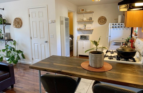 Arcata Cottage | Bright & Cheerful Northtown Arcata Guest Cottage