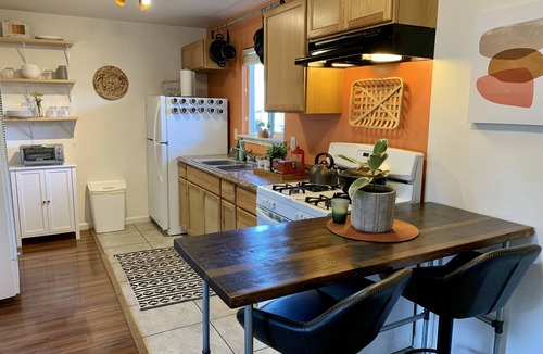 Arcata Cottage | Bright & Cheerful Northtown Arcata Guest Cottage