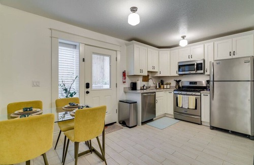 University Park Apartment | Bright & Cozy Walkable U of P Studio, Fast WiFi