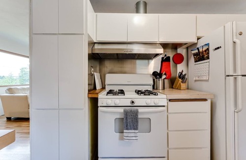 Western House | Bright Eugene Retreat Near UO, Hayward & Autzen
