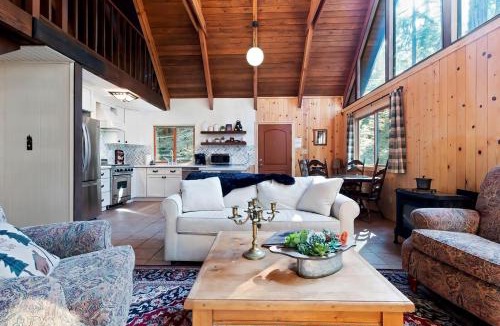 Dorrington House | Bright Family Cabin | cook's Kitchen | Loft | Large BBQ Deck