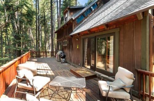Dorrington House | Bright Family Cabin | cook's Kitchen | Loft | Large BBQ Deck