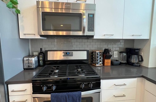 Westpark Apartment | Bright, Luxe, Best Location Mins to SNAn n