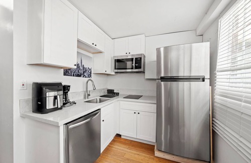 Civic Core Apartment | Bright Remodeled 2 queen beds Studio Close Little Italy