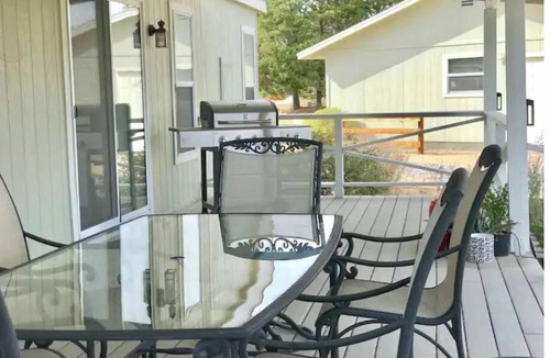 Lone Pine House | Bright, Spacious and sparkling clean 3 bed 2 bath