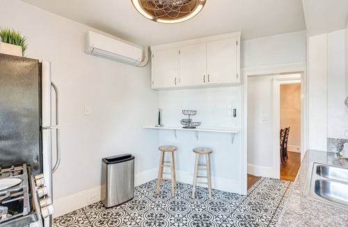 Woodland Apartment | Bright Woodland Apartment: Walk to Main Street