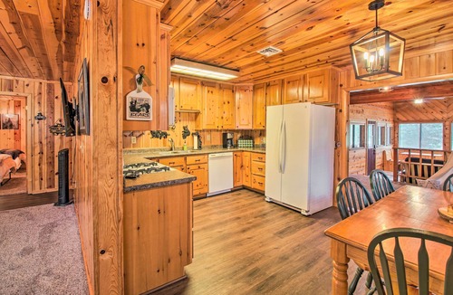 Pinetop Cottage | Bring a Pet: Pinetop Cabin w/Game Room!