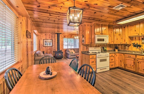Pinetop Cottage | Bring a Pet: Pinetop Cabin w/Game Room!