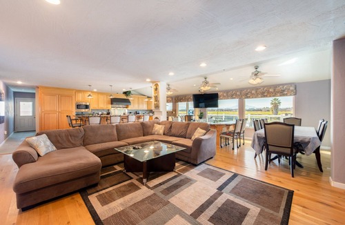 Discovery Bay House | Bring the whole family! 7 Bdrm, nice deck, big dock, close to fast water