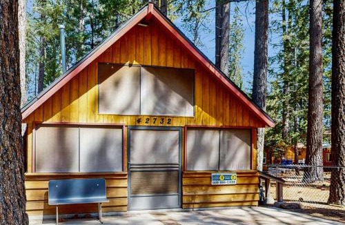 Big Bear Lake House | Bristlecone Cottage ~ Ideally Located Cabin Near Skiing & Hiking w/Wood Stove & Full Kitchen