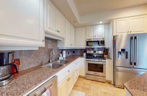 Broken Top Condo | Broken Top townhome with private hot tub, deck, grill, fast WiFi, & washer/dryer
