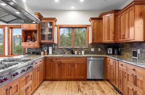 Panguitch Cabin | Bryce Canyon Hilltop Lodge Spa, Views & High-End Comfort