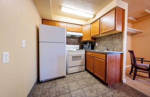 Madras Hotel | Budget-Friendly Room w/Kitchenette Near Madras Aquatic Center – 1.8 Miles Away