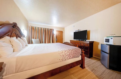 Madras Hotel | Budget-Friendly Room w/Kitchenette Near Madras Aquatic Center – 1.8 Miles Away