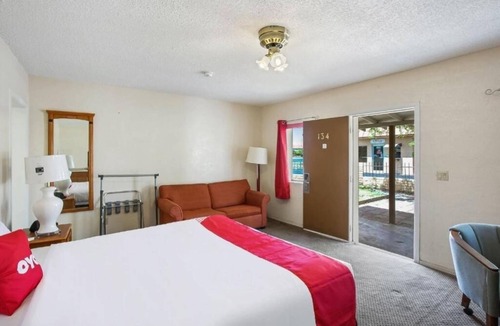 Yuma Hotel | Budget-Friendly Room with Queen Bed Near Yuma International Airport - 2.2 miles