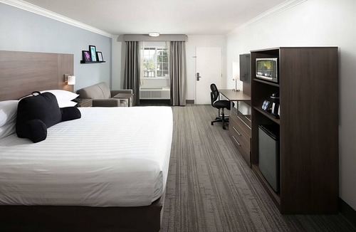Temecula Hotel | Budget-Friendly Stay in Signature Temecula! Free Parking, Onsite Swimming Pool