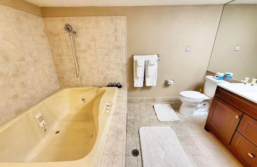 Kerby Condo | Burgundy Room at Kerbyville Inn - Newly Remodeled