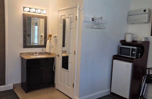 Tropic Hotel | Bybee's Steppingstone Motel