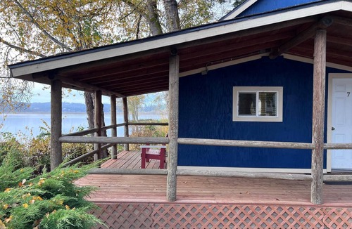 Silver Lake Cabin | Cabin 1 Bedroom - Room 7 - A non - smoking room with a full sized bed.
