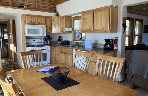 Ashland House | Cabin #14 at Hyatt Lake Resort