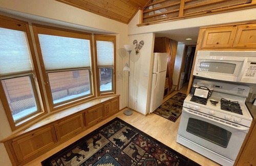 Ashland House | Cabin #14 at Hyatt Lake Resort