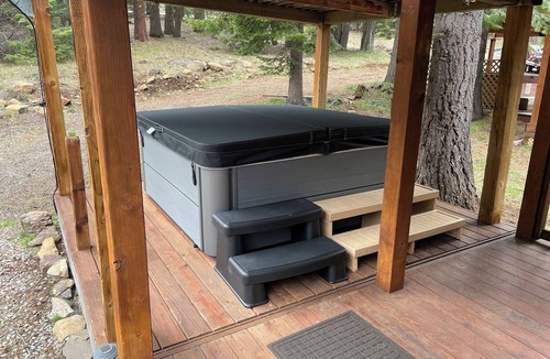 Ashland House | Cabin #15 at Hyatt Lake Resort