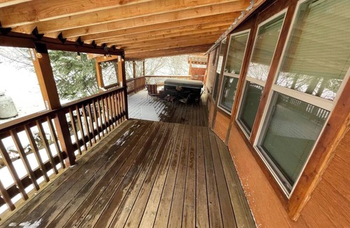 Ashland House | Cabin #18 at Hyatt Lake Resort