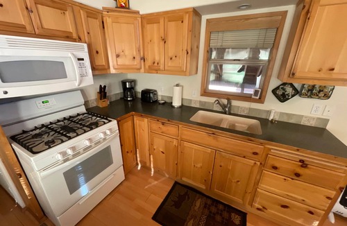 Ashland House | Cabin #5 at Hyatt Lake Resort
