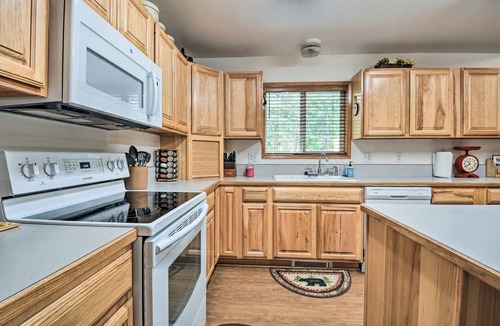 Klamath Falls Cabin | Cabin w/Hot Tub, By Crater Lake Nat'l Park!