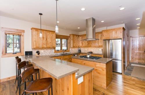 Truckee House | Caleb's Getaway by Tahoe Getaways at Old Greenwood- 3BR w Bonus Room, Pets Welcome & Ski Shuttle!