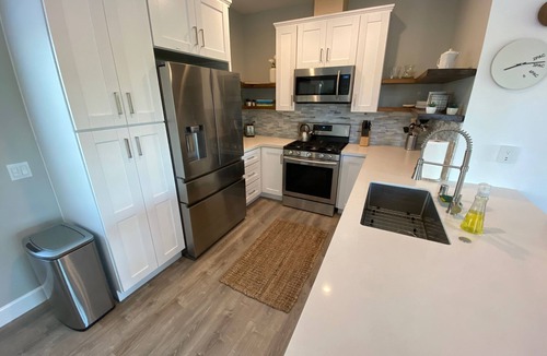 Lincoln Acres House | *Cali King Bed * Bright Natural Light * Tall Ceilings * Full Kitchen * Balcony