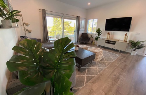 Lincoln Acres House | *Cali King Bed * Bright Natural Light * Tall Ceilings * Full Kitchen * Balcony