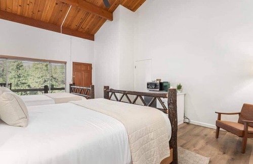 Springville Apartment | Camp Nelson Lodge Room 9