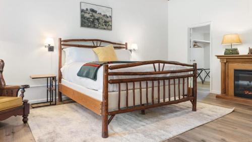 Springville Hotel | Camp Nelson Lodge Room 6